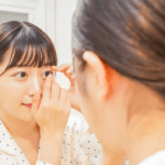 How to put on contact lenses correctly