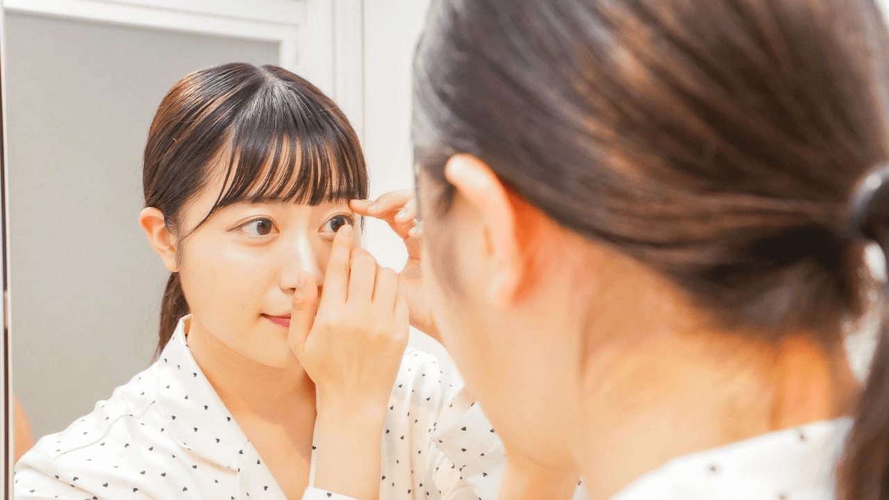 How to put on contact lenses correctly